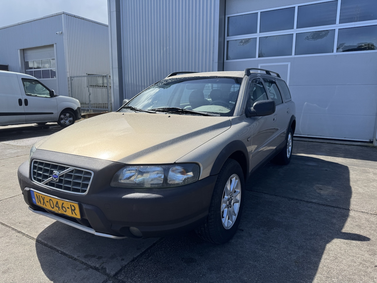 Volvo V70 - 2.4 D5 AWD Comfort Line AUTMAAT. TREKHAAK. NETTE AUTO. - AutoWereld.nl