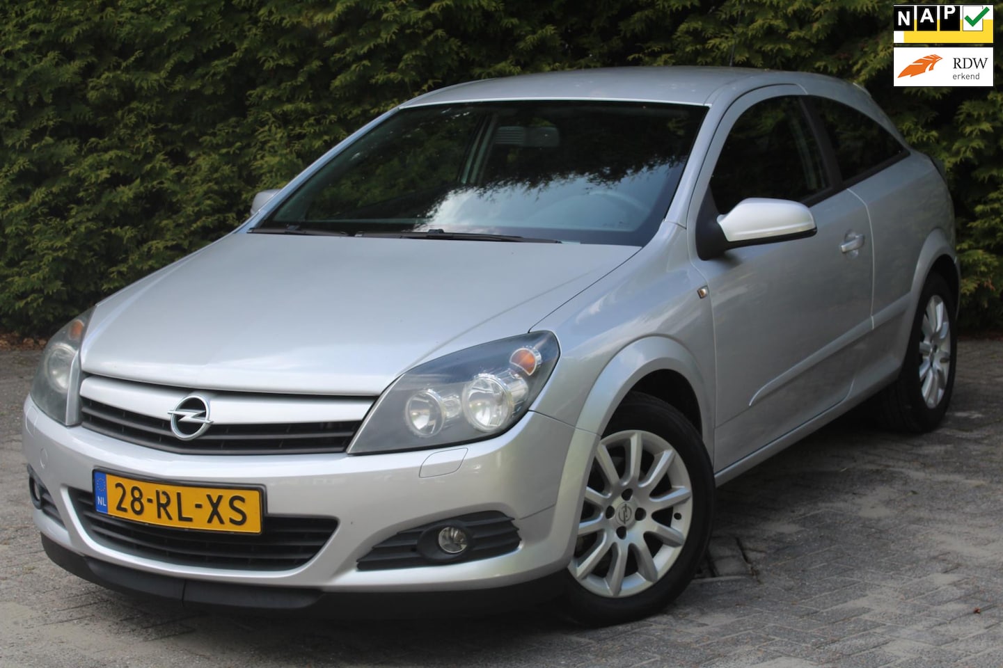 Opel Astra GTC - 1.6 Enjoy 105PK | Airco | NWE APK | Cruise Control | LMV - AutoWereld.nl