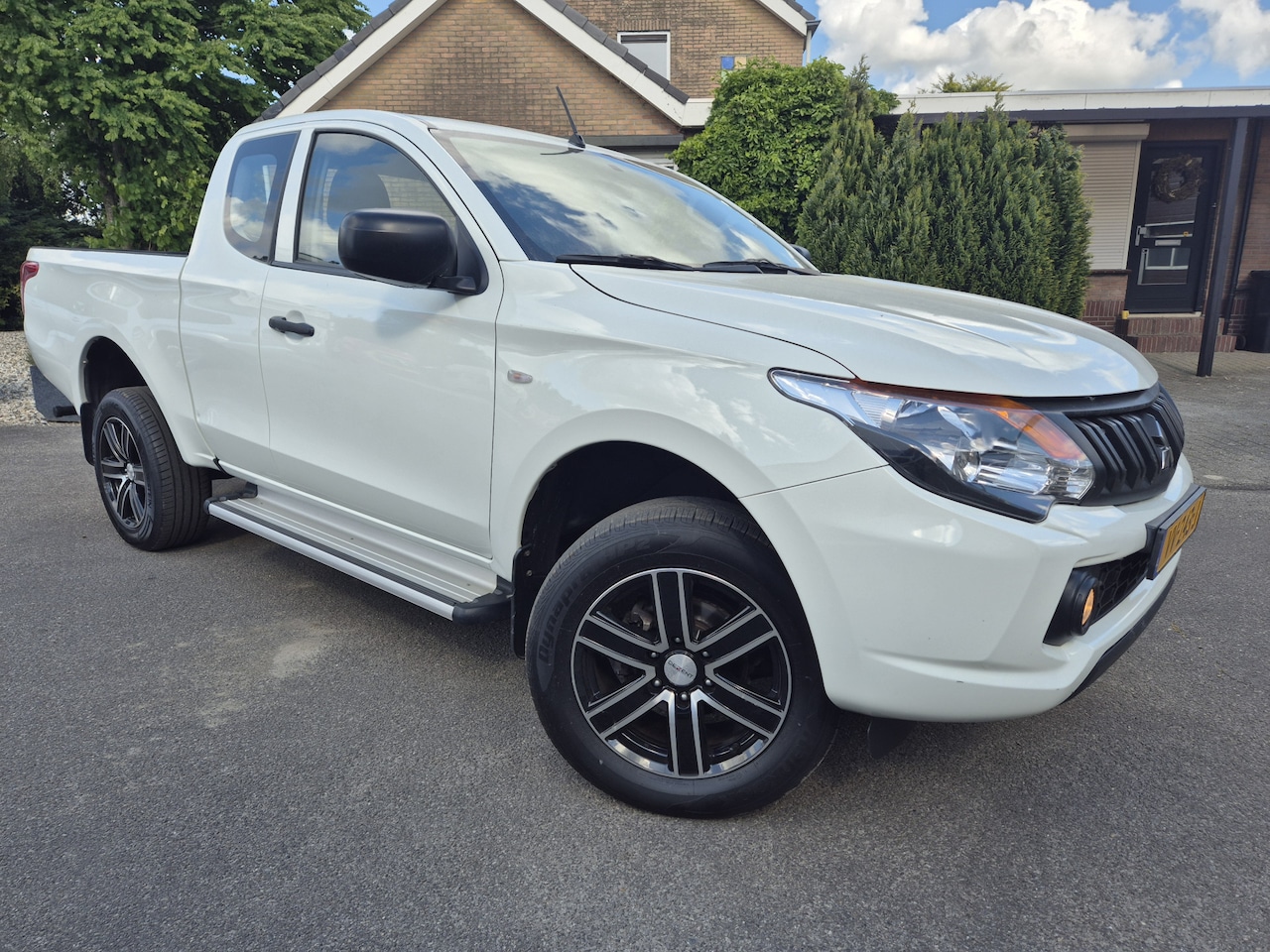 Mitsubishi L 200 - 2.4 DI-D Club Cab 4x4 Invite 90.000km nieuwstaat 1e eigenaar - AutoWereld.nl