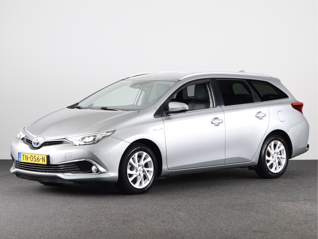 Toyota Auris Touring Sports - 1.8 Hybrid Executive | Half lederen bekleding | Parkeersensoren V+A | Navigatie | Stoelver - AutoWereld.nl