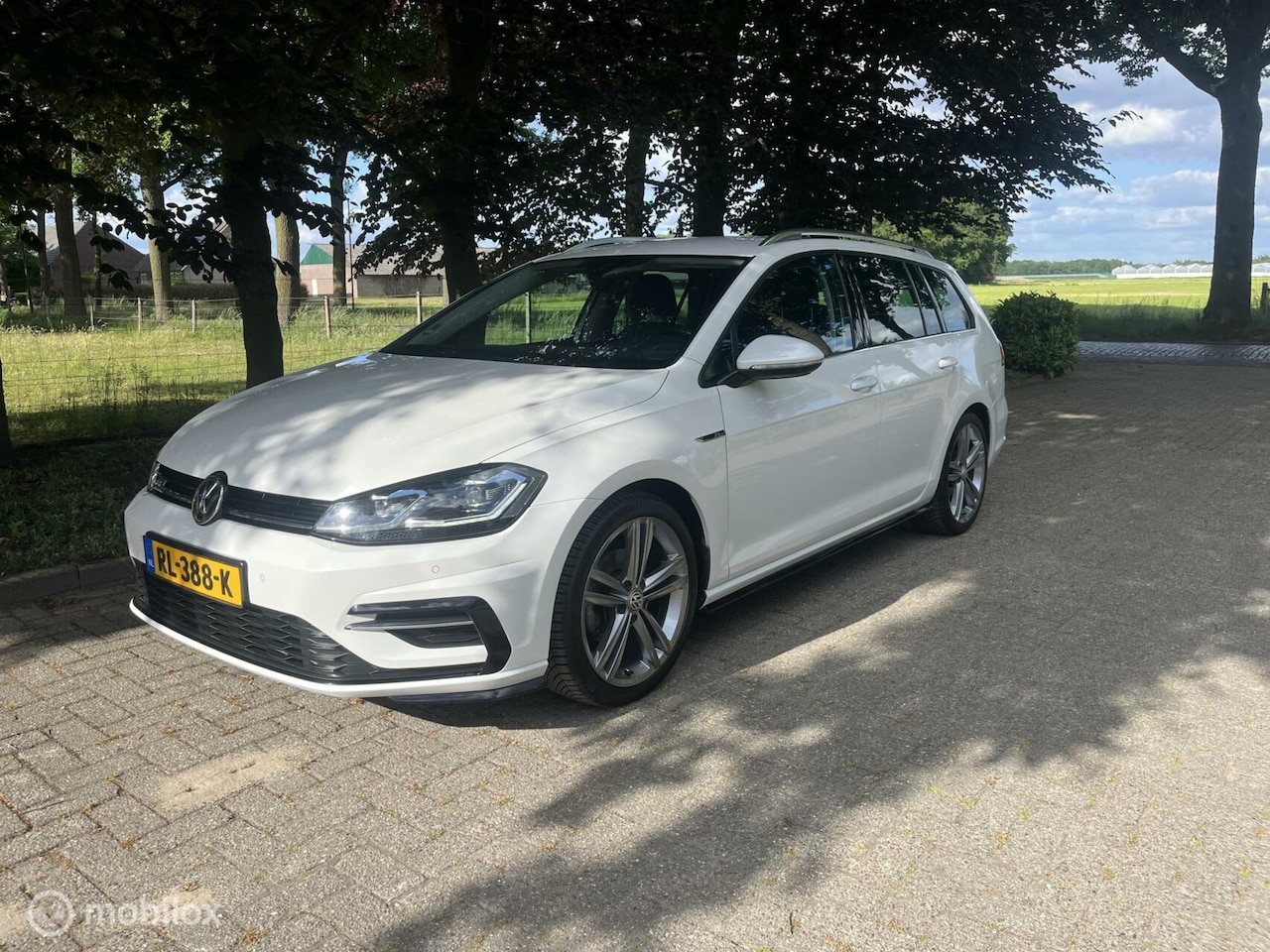 Volkswagen Golf Variant - 1.5 TSI Highline Business R line - AutoWereld.nl