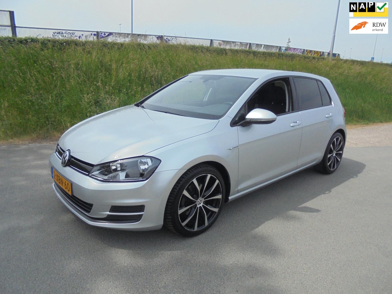 Volkswagen Golf - Volkswagen Golf 1.6 tdi 5 deurs airco ecc 18 lmv navigatie - AutoWereld.nl