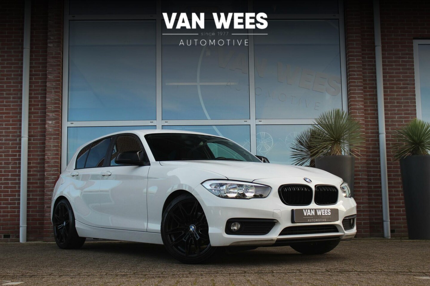 BMW 1-serie - 116i F20 Essential Facelift 5-deurs | NL auto | Sportstuur | PDC | Navi | Cruise-control | - AutoWereld.nl