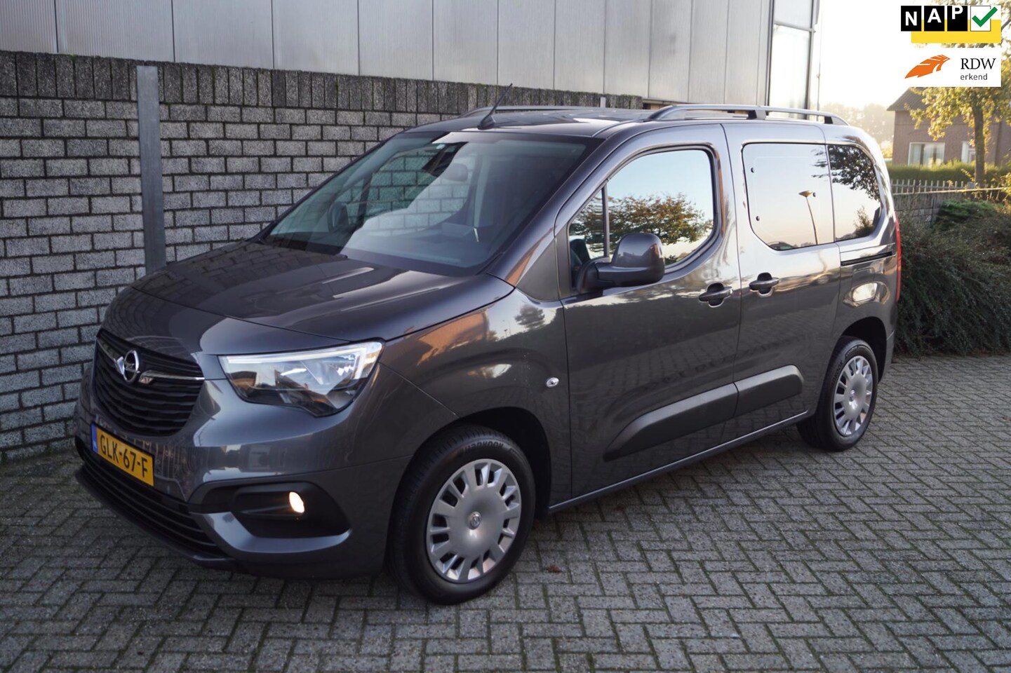 Opel Combo Tour - 1.2 Turbo L1H1 Edition Life Automaat Navi Clima Cruise Apple Carplay Rijbaan Assist Driver - AutoWereld.nl