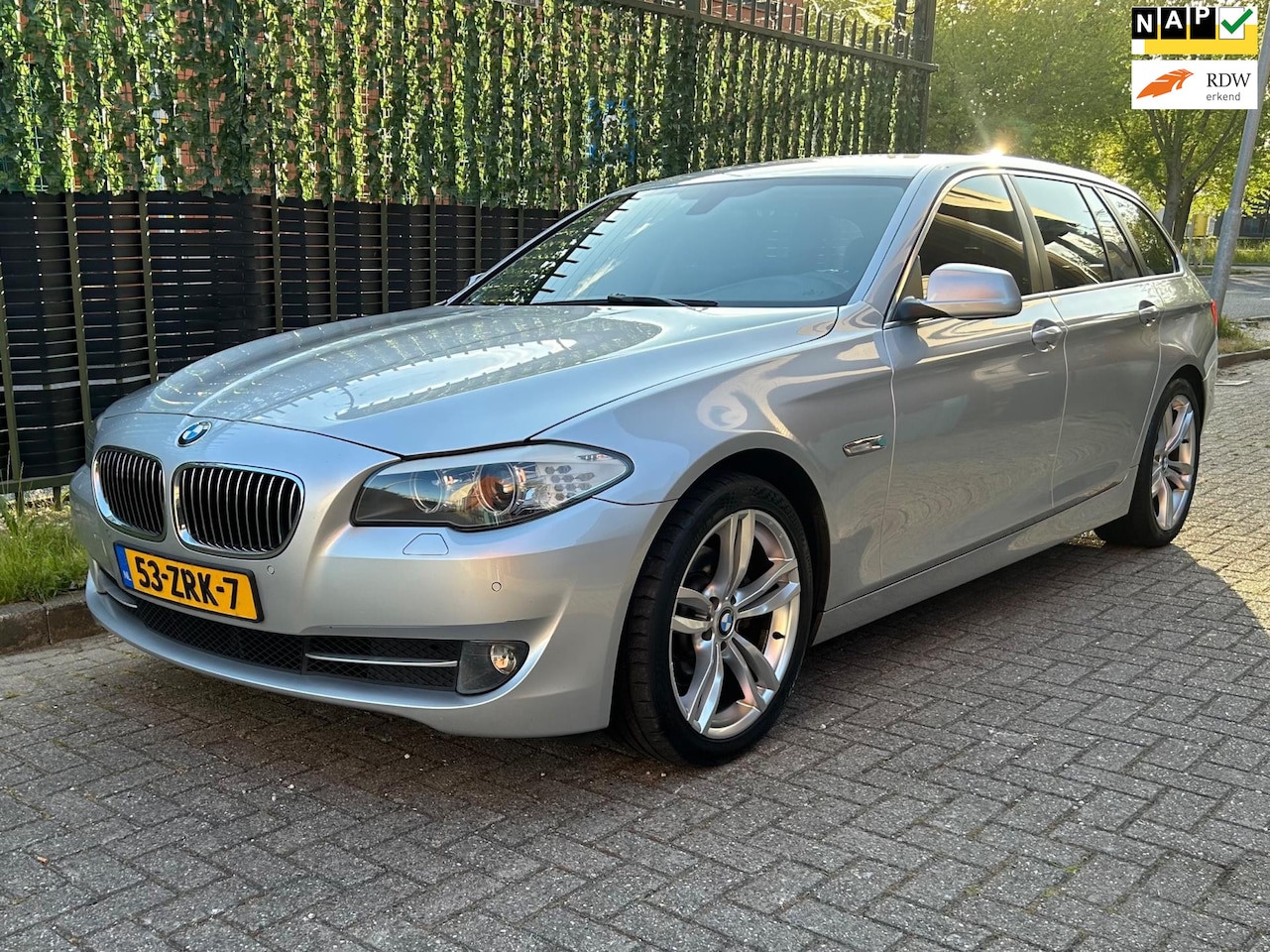 BMW 5-serie Touring - 520i High Executive Grijs NAP|LEDER|CRUISE - AutoWereld.nl