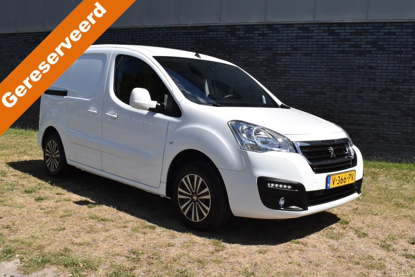 Peugeot Partner - 120 1.6 BlueHDi 75 L1 Premium Pack Navigatie Pdc Cruise 3-zitter - AutoWereld.nl
