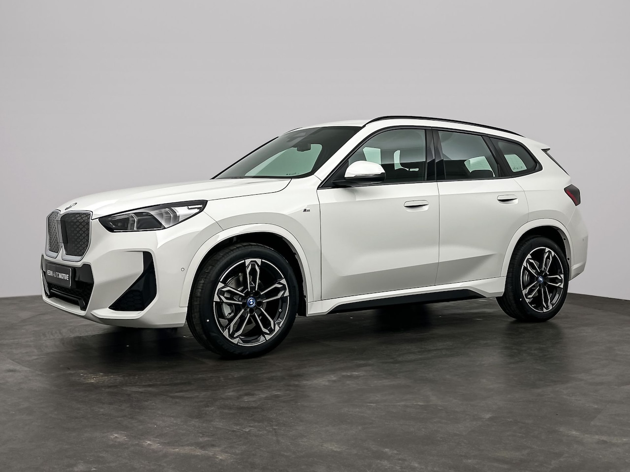 BMW iX1 - eDrive20 M Sportpakket | Panoramadak | Premium Pack | Trekhaak | 19 inch velgen | Comfort - AutoWereld.nl