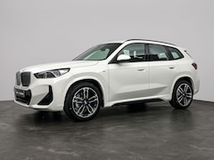 BMW iX1 - eDrive20 M Sportpakket | Panoramadak | Premium Pack | Trekhaak | 19 inch velgen | Comfort
