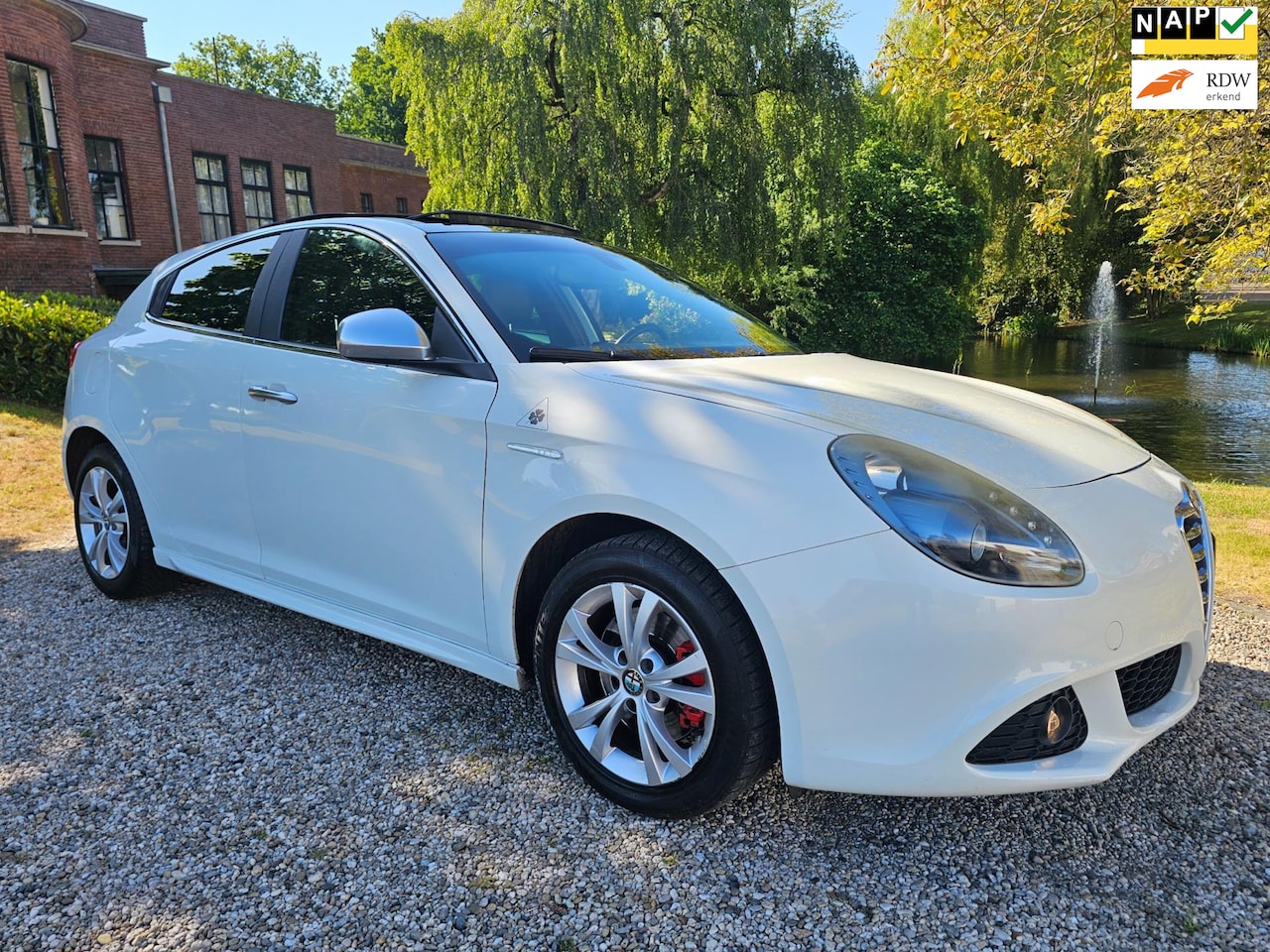 Alfa Romeo Giulietta - 1.4 T Distinctive Leer panodak airco cruise cont. - AutoWereld.nl