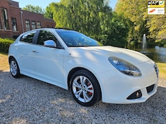 Alfa Romeo Giulietta - 1.4 T Distinctive Leer panodak airco cruise cont