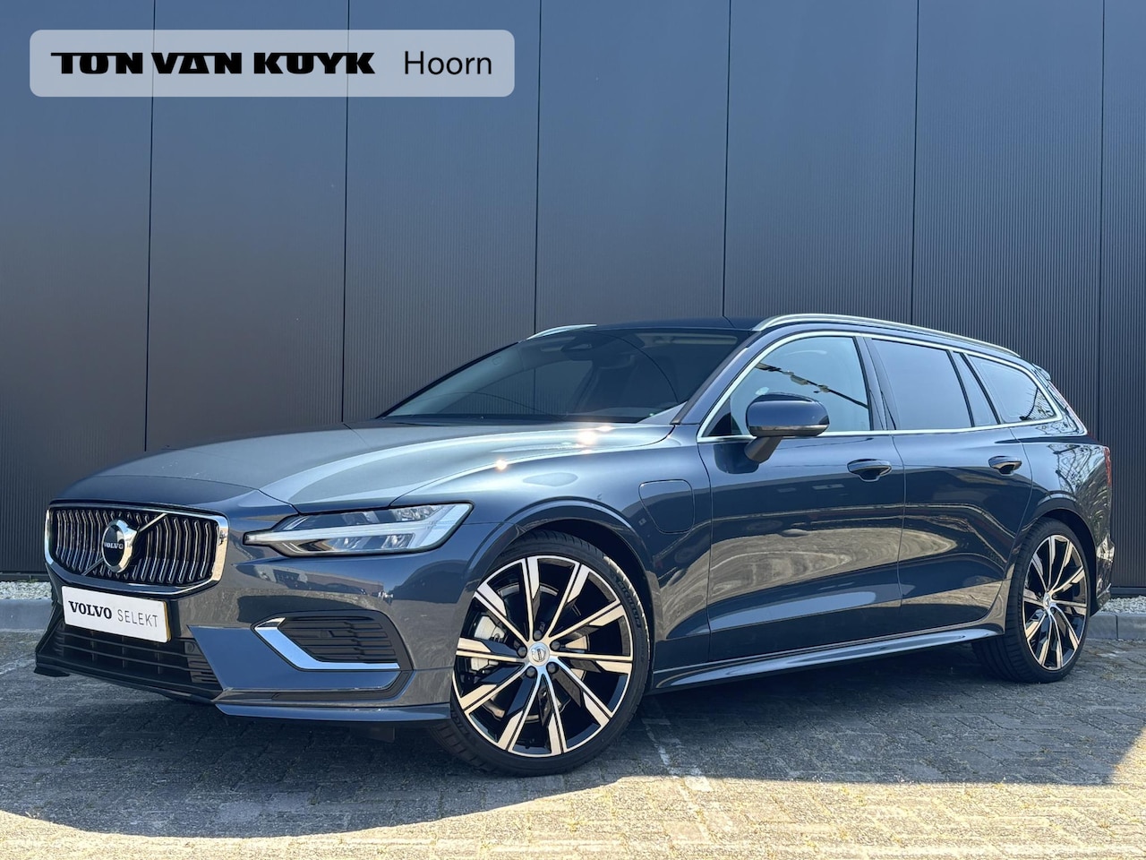 Volvo V60 - 2.0 T6 Plug-in hybrid AWD Essential Edition / 20 Inch / Styling pakket / Elektrische trekh - AutoWereld.nl