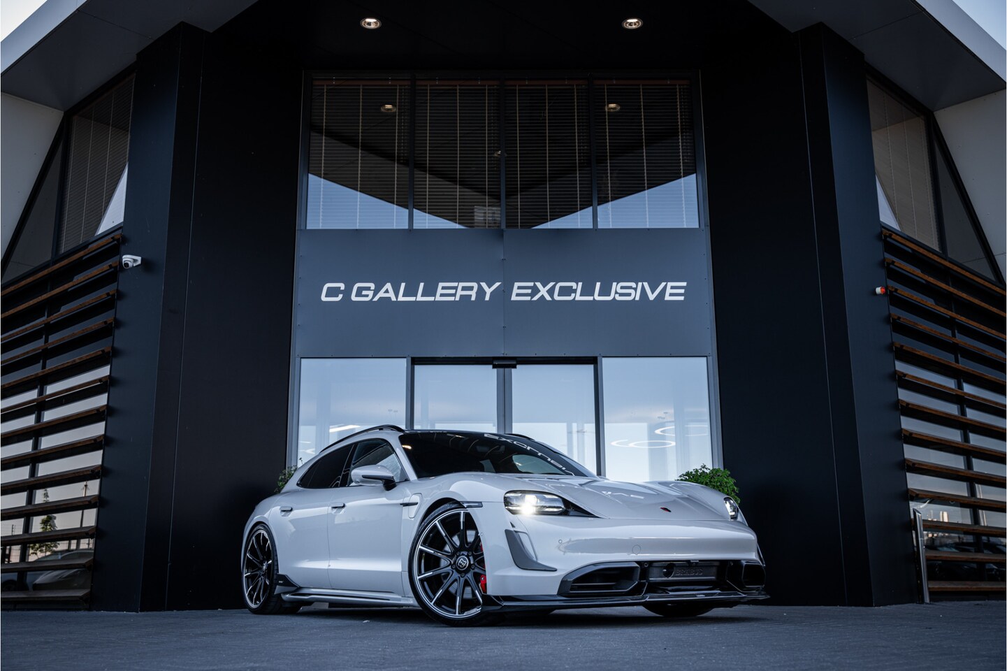 Porsche Taycan Sport Turismo - GTS 93 kWh - Brabus | Panorama | Bose | Memory | 360 Camera - AutoWereld.nl