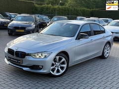 BMW 3-serie - 320i High Executive Sport|Ketting vervangen|Groot navigatie|Cruise control|Airco|Trekhaak|