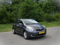 Toyota Yaris - 1.3 VVTi Aspiration . 5 Drs . AUTOMAAT . Airco . Navigatie . enz