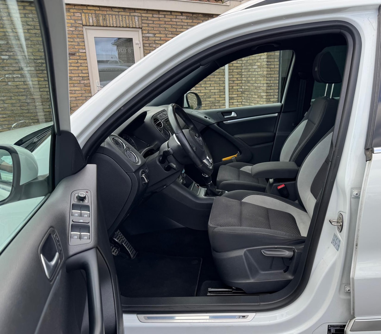 Volkswagen Tiguan - 1.4 TSI R-Line Edition Bj 2016 weinig kilometers - AutoWereld.nl