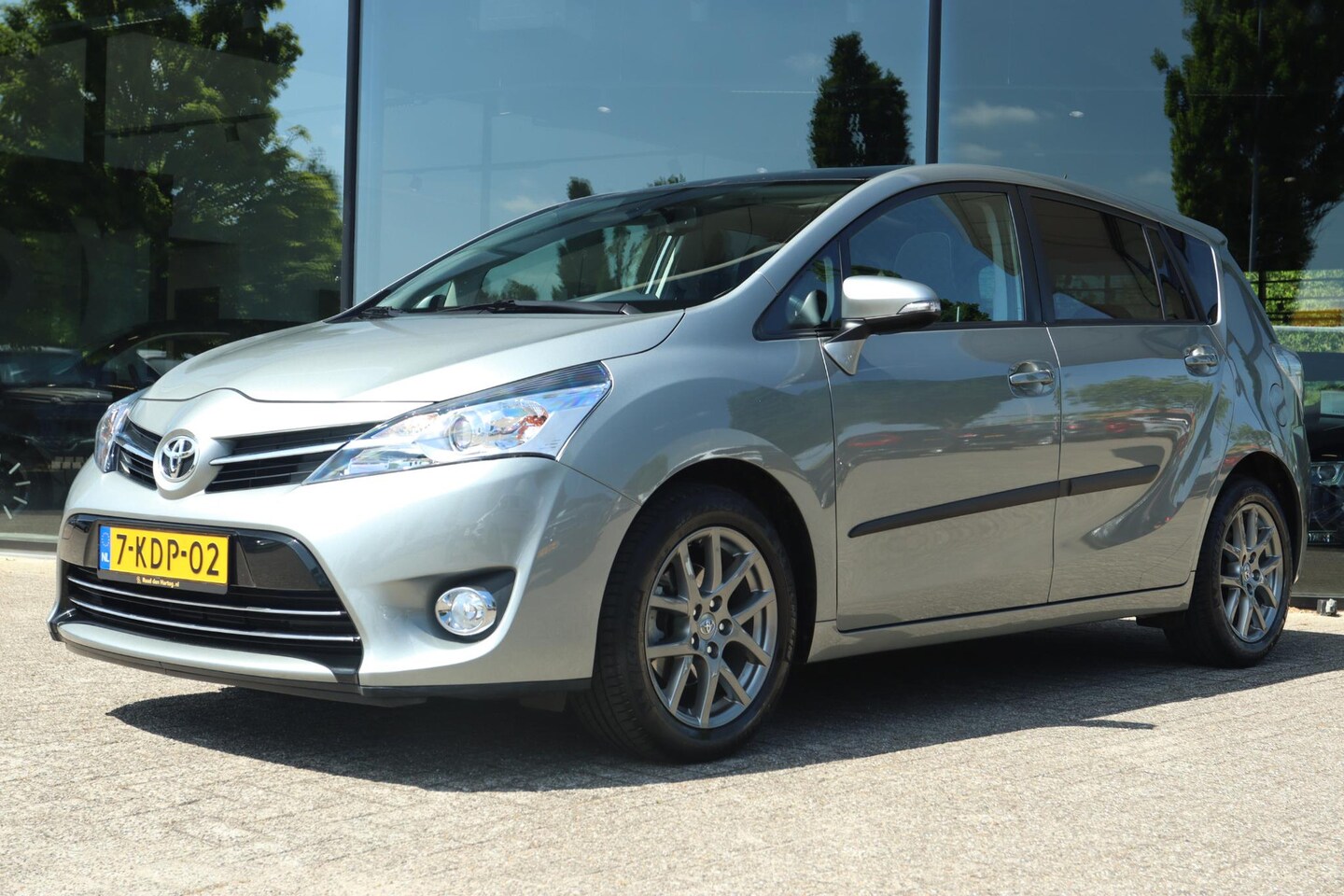Toyota Verso - 1.8 VVT-i BUSINESS AUT. | NAP | TREKHAAK | PANO | CAMERA | STOELVERWARMING | NAVI - AutoWereld.nl