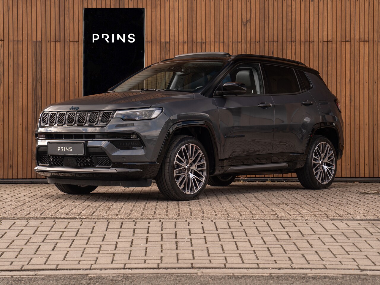 Jeep Compass - 4xe 240 Plug-in Hybrid Electric S | Pano-dak | 360 camera | CarPlay | Winterpack | 19 inch - AutoWereld.nl