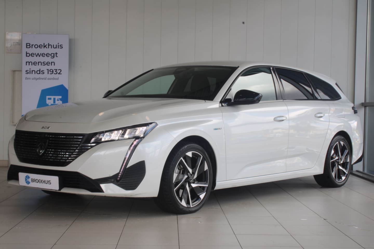 Peugeot 308 SW - 1.6 HYbrid 180 Allure Pack Business TREKHAAK | NAVI | ADAPTIVE CRUISE CONTROL | CAMERA | L - AutoWereld.nl
