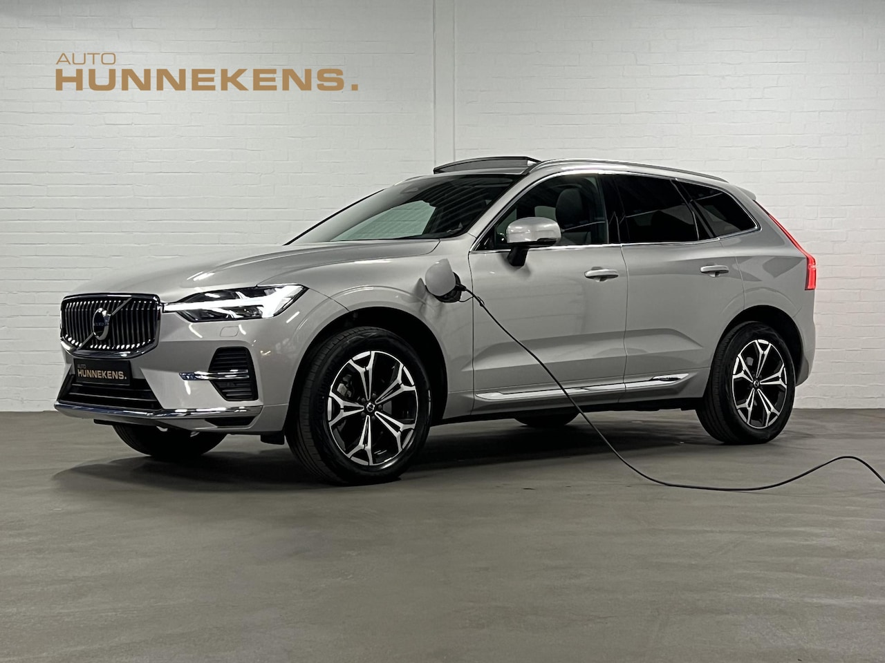 Volvo XC60 - 2.0 T6 Plug-in hybrid AWD Inscription Exp. Open dak | Trekhaak | Adapt. Cruise | Keyless | - AutoWereld.nl