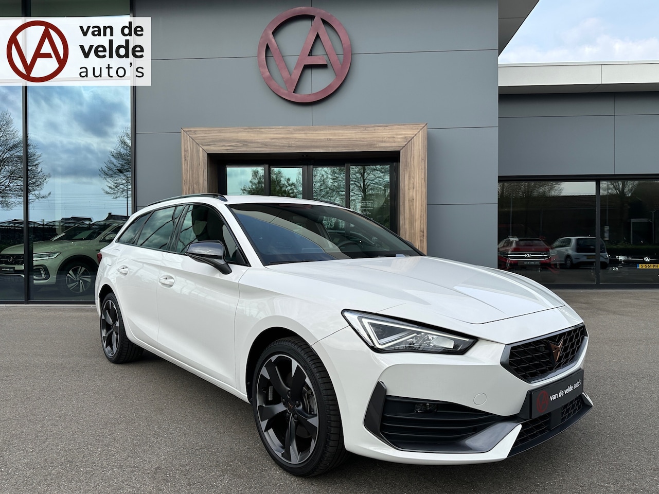 CUPRA Leon Sportstourer - 1.4 e-Hybrid | Led | 18 inch | Extra getint glas | Rijklaar incl. 1 jaar Bovag garantie - AutoWereld.nl