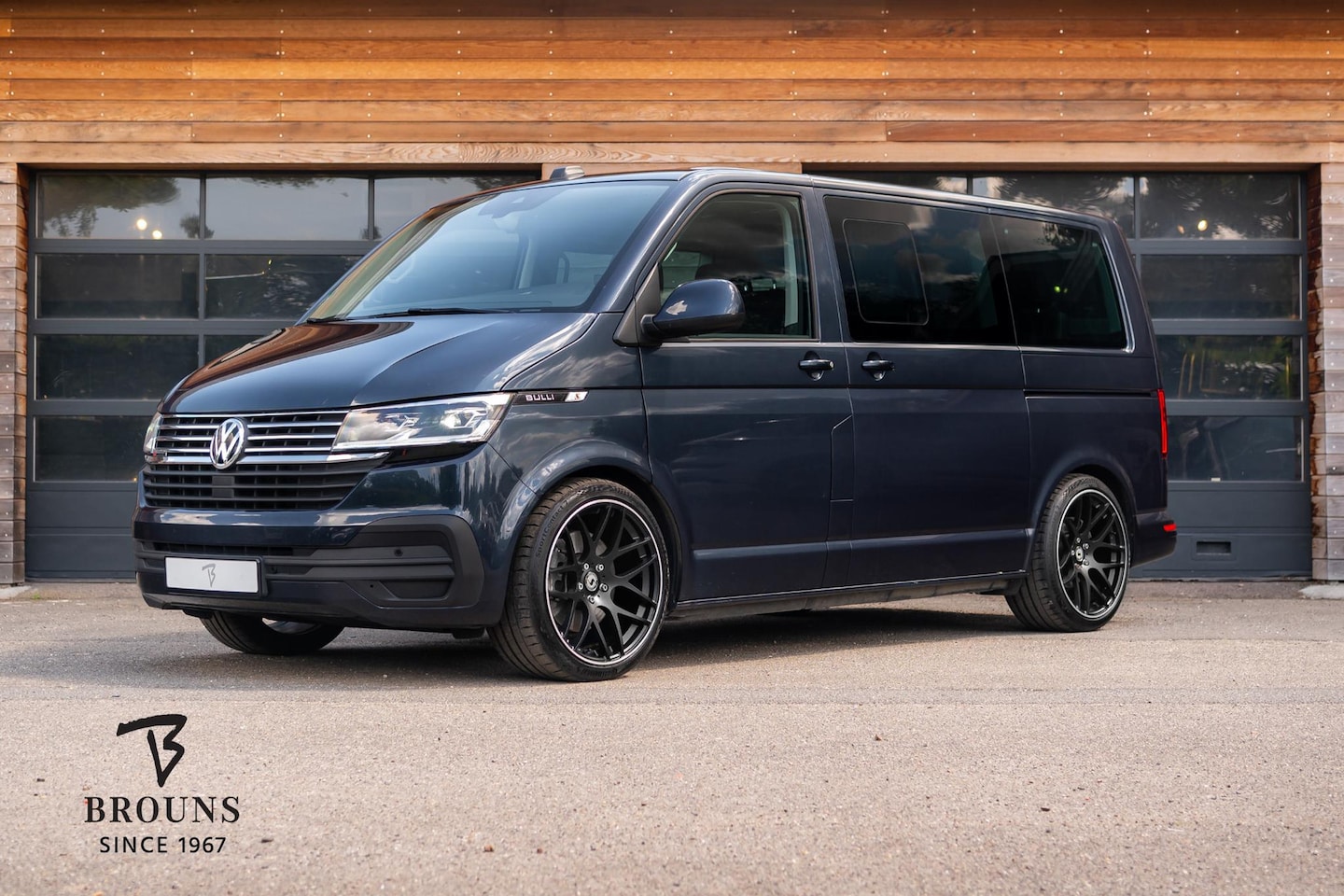 Volkswagen Transporter Multivan - 2.0 TDI L1H1 4Motion Highline 'Bulli' Edition. - AutoWereld.nl