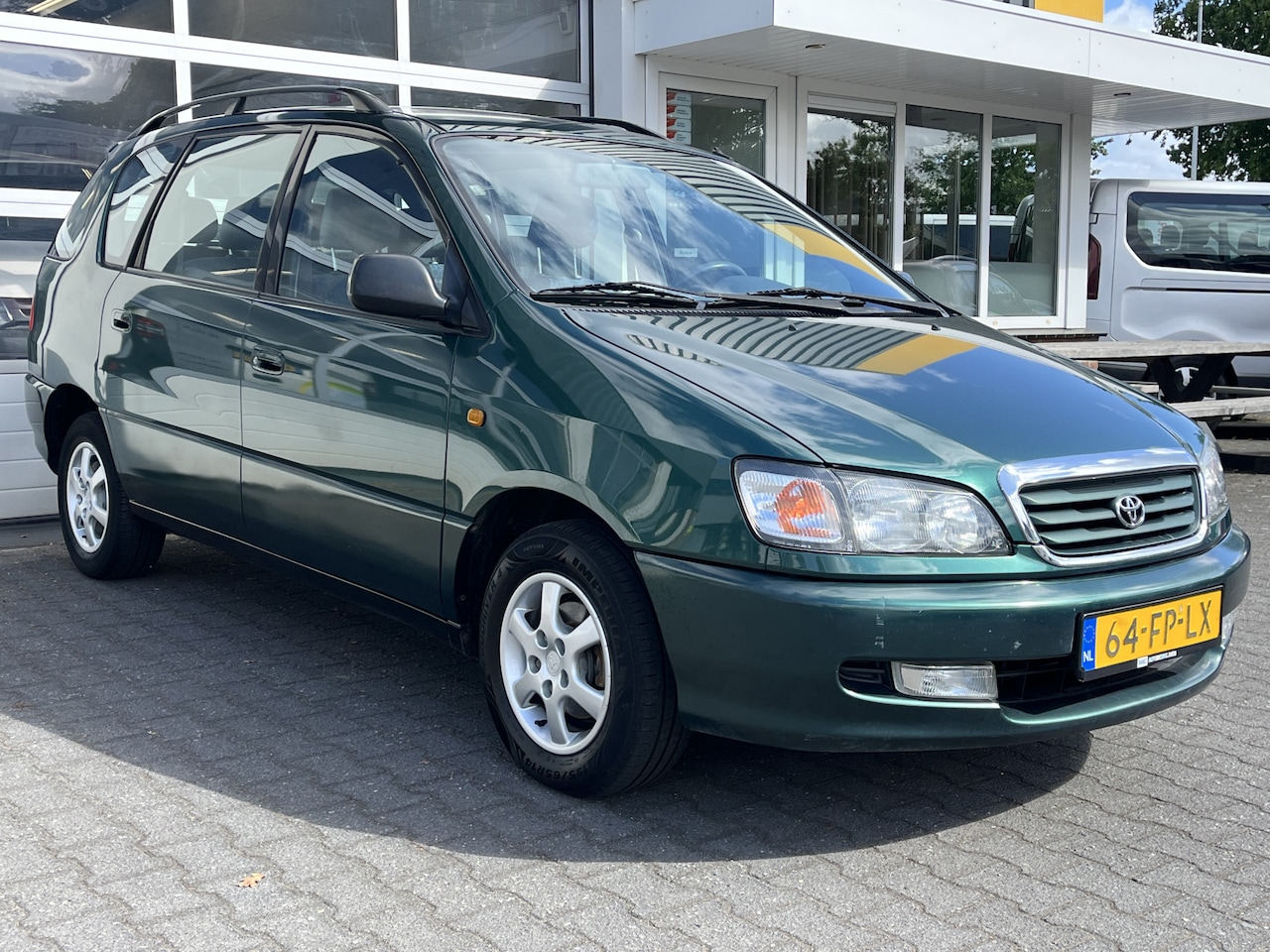 Toyota Picnic - 2.0 GXi 7-persoons Airco Trekhaak - AutoWereld.nl