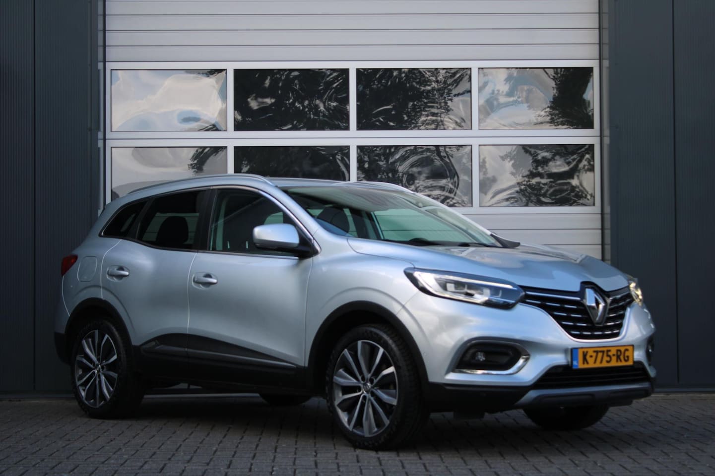 Renault Kadjar - 1.3 TCe Intens Clima/Cruise/Navi/Keyless/Camera/Stoelverwarming/PDC/Leder/R-Link/LED/19"LM - AutoWereld.nl