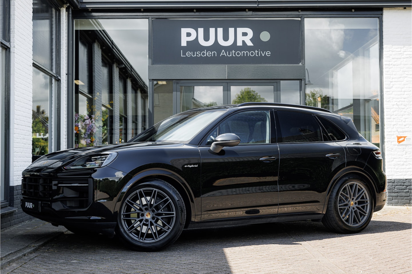 Porsche Cayenne - 3.0 E-Hybrid Sport-Design Pano - Trekhaak - Luchtvering - AutoWereld.nl