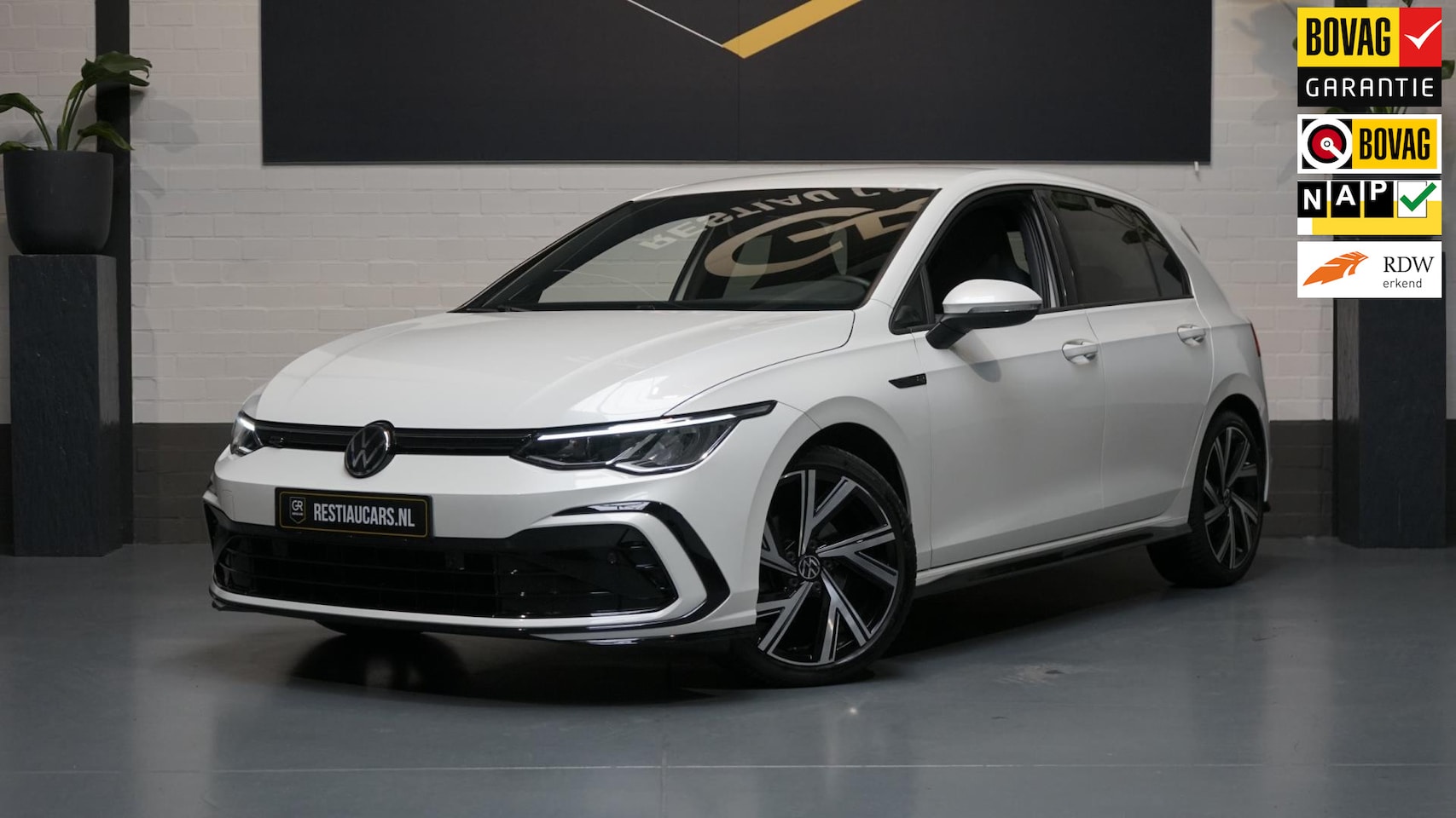 Volkswagen Golf - VIII 1.5 eTSI R-Line AUTOMAAT-ACC-AMBIANCE-CARPLAY-DAB-HARMAN KARDON-MODE-NAVIGATIE-TRAVEL - AutoWereld.nl