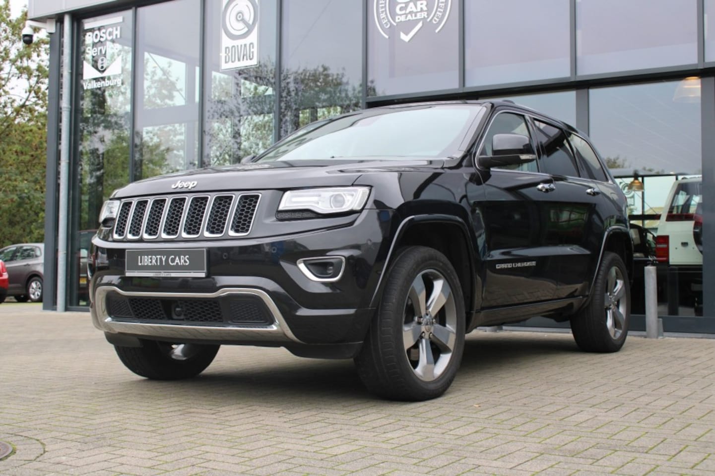 Jeep Grand Cherokee - 5.7i V8 HEMI 4x4 Aut. OVERLAND / Luchtvering / Borla exhaust - AutoWereld.nl