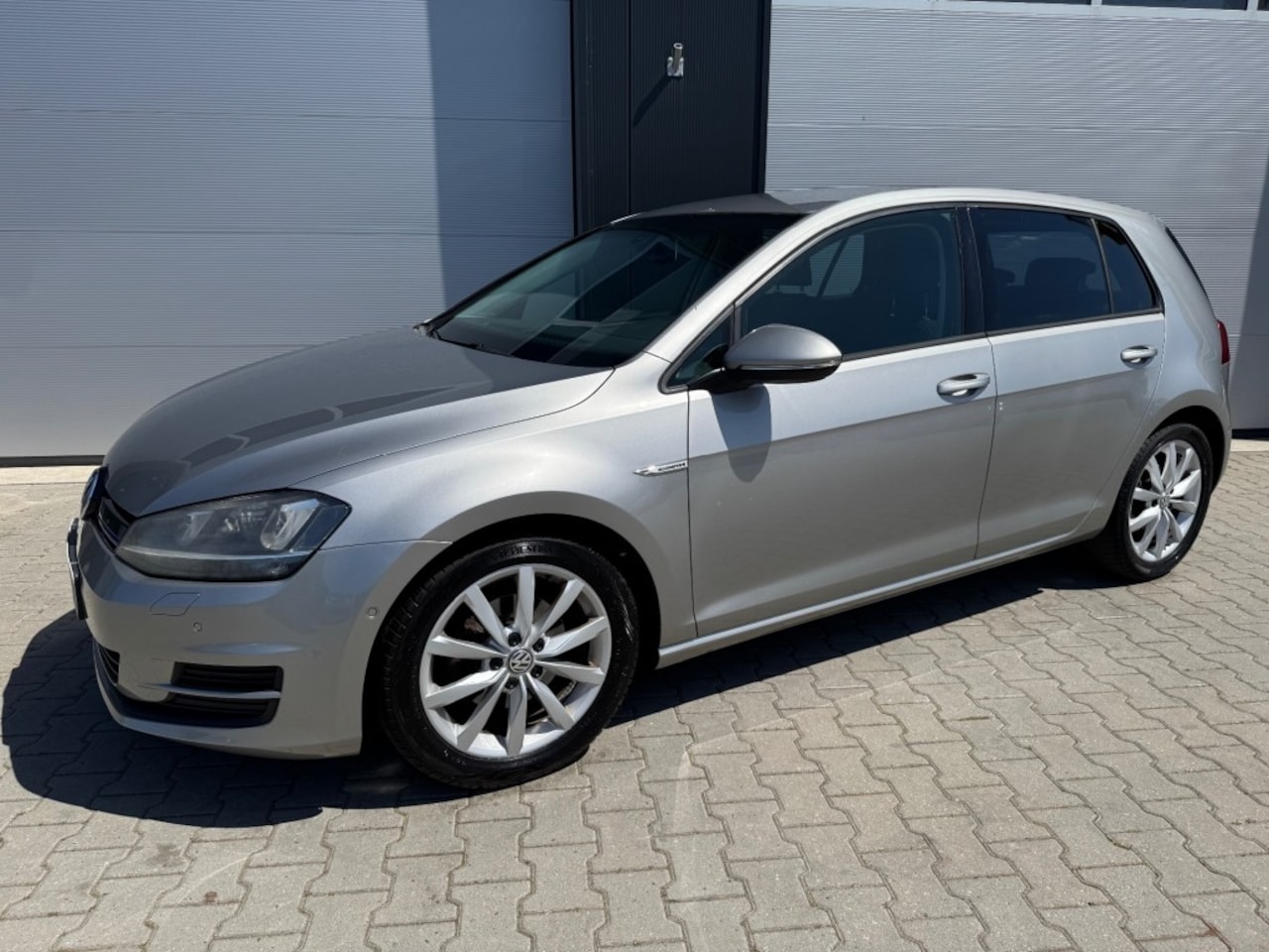 Volkswagen Golf - 1.6 TDI HIGHLINE / CAMERA / INPARKEERHULP / VOLLEDIGE HISTORIE - AutoWereld.nl