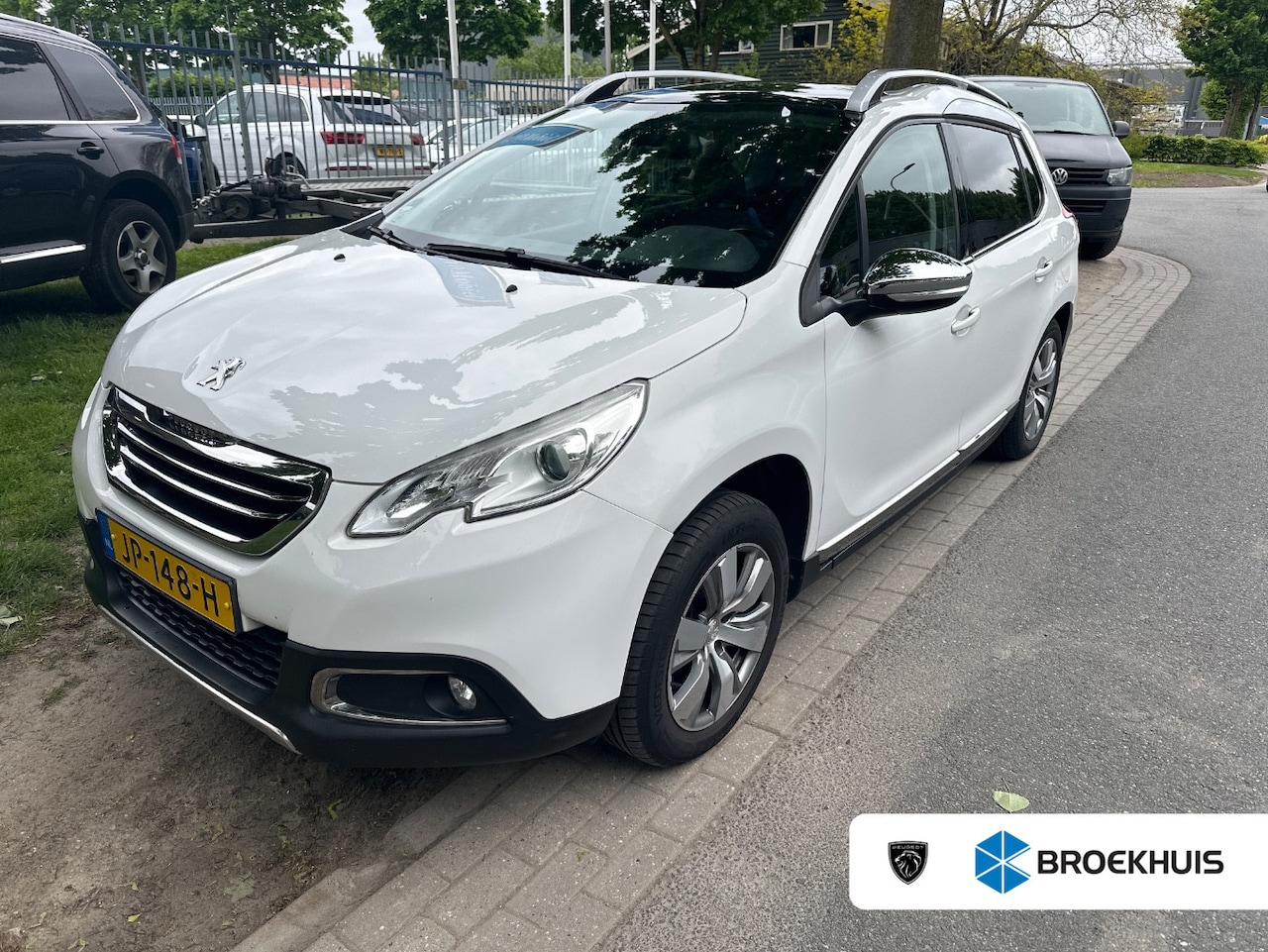 Peugeot 2008 - 1.2 PURETECH 110PK BLUE LEASE EXECUTIVE NAVI / CLIMA / PDC / 16''LMV / CRUISECONTROL / PAN - AutoWereld.nl