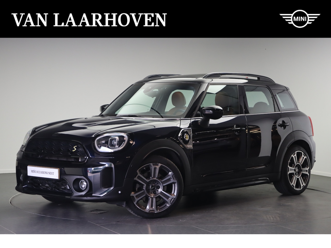 MINI Countryman - Cooper S E ALL4 Automaat / Panoramadak /  Achteruitrijcamera / Driving Assistant / Park As - AutoWereld.nl