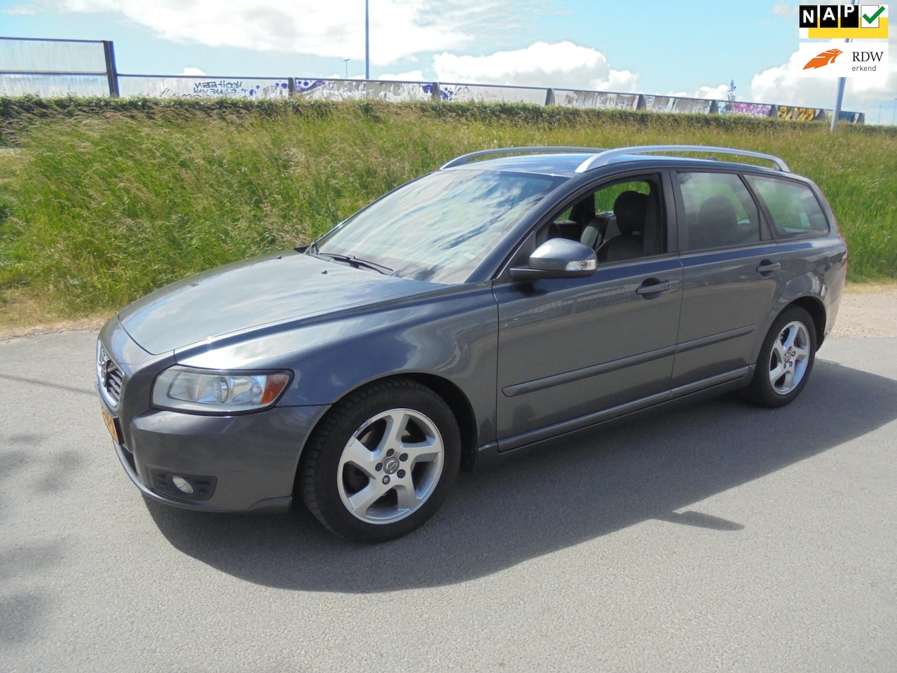 Volvo V50 - Volvo v50 1.6 diesel R-Design airco ecc lmv zwart leer navigatie - AutoWereld.nl