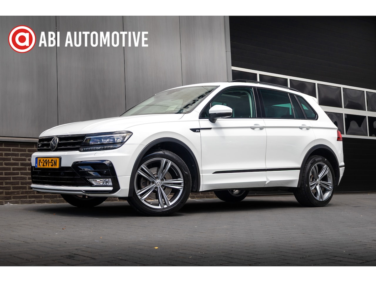 Volkswagen Tiguan - 2.0 TSI 180 pk 4Motion Highline R-Line / Pano-Dak/ Head-Up/ Sport-Stoelen/ Stoel.Verw/ 360 - AutoWereld.nl