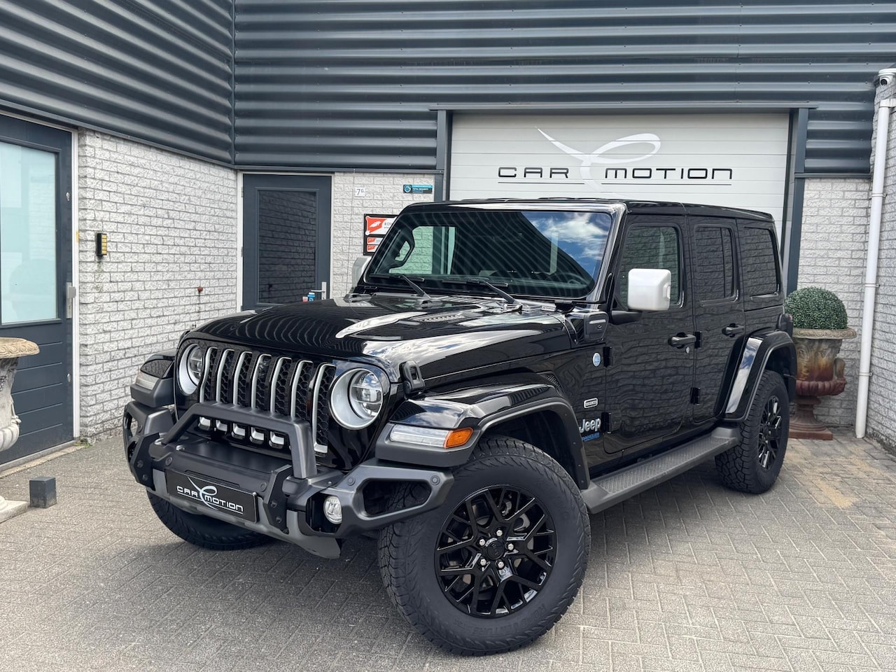 Jeep Wrangler Unlimited - 4xe 380 Custom bumper Full Black - AutoWereld.nl