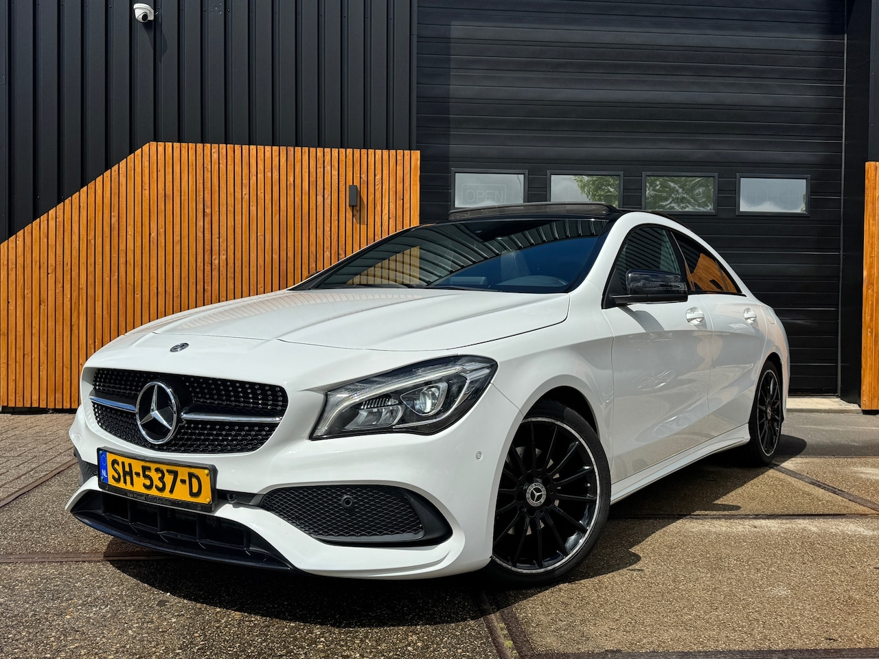 Mercedes-Benz CLA-Klasse - 180 AMG Pano Cruise Clima Leer Dealer onderhouden NL auto - AutoWereld.nl
