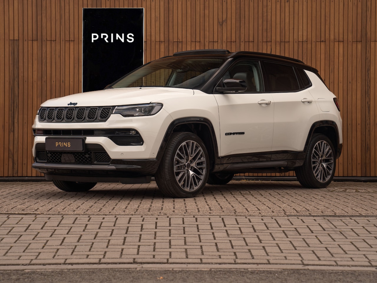 Jeep Compass - 4xe 240 Plug-in Hybrid Electric S | Pano-dak | 360 camera | CarPlay | Winterpack | 19 inch - AutoWereld.nl