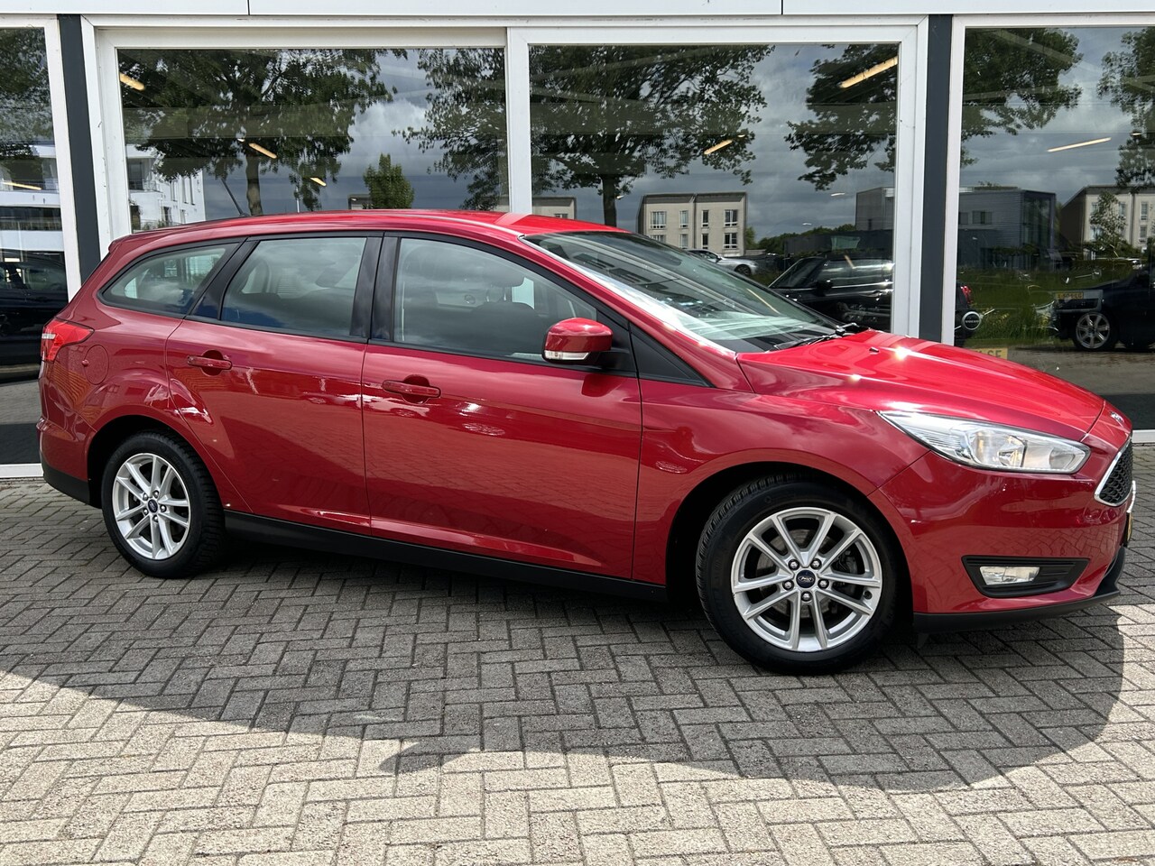 Ford Focus Wagon - 1.0 Lease Edition 50% deal 4.975,- ACTIE Trekhaak / Cruise / Clima / Telefoon / Navi - AutoWereld.nl