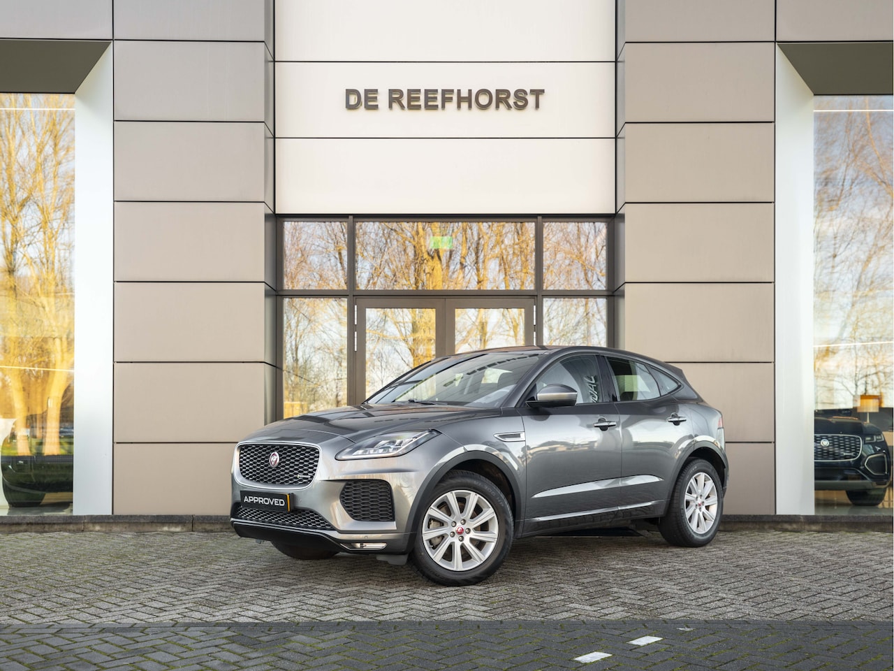 Jaguar E-Pace - D150 R-Dynamic | 12 maanden garantie | Trekhaak - AutoWereld.nl