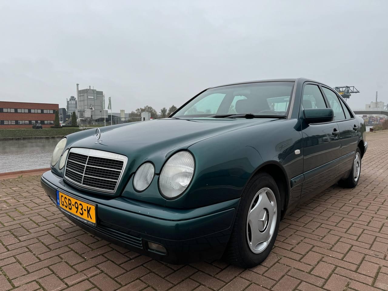 Mercedes-Benz E-klasse - 200 /Airco/Cruise/Open dak/Frisse APK - AutoWereld.nl