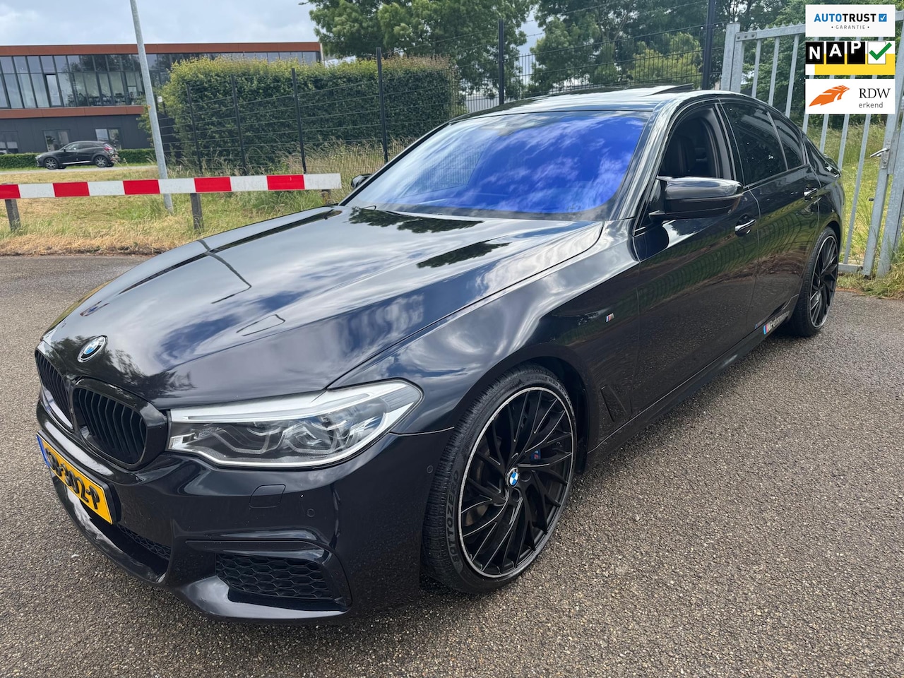 BMW 5-serie - M550i xDrive High Exe 550PK B&O Performance Pack - AutoWereld.nl