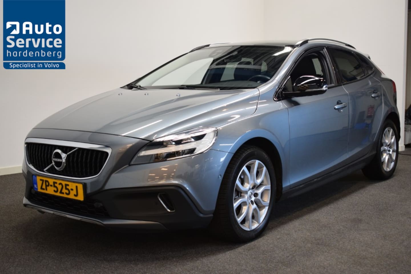 Volvo V40 Cross Country - T3 150pk AUT6 Polar+ Luxury Trekhaak 1500kg/ Leer/ Stoelverw/ Camera/ PANO dak/ Harman Kar - AutoWereld.nl