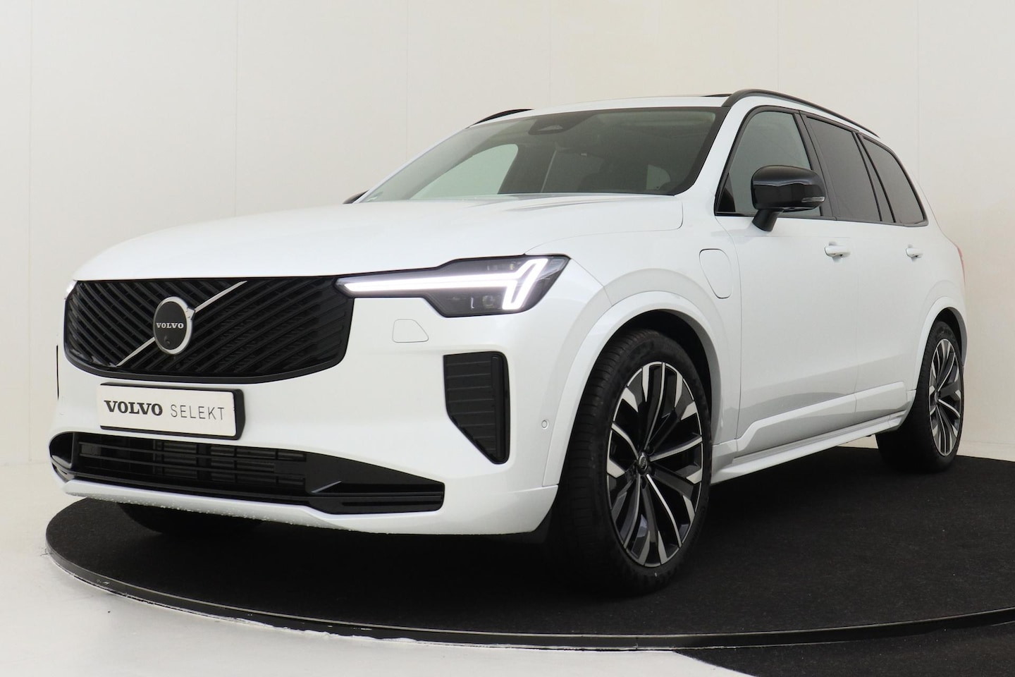 Volvo XC90 - II T8 PLUG-IN HYBRID AWD ULTRA DARK *OPENINGSACTIE* -PANO.DAK|HARMAN/KARDON|LUCHTVERING|HE - AutoWereld.nl