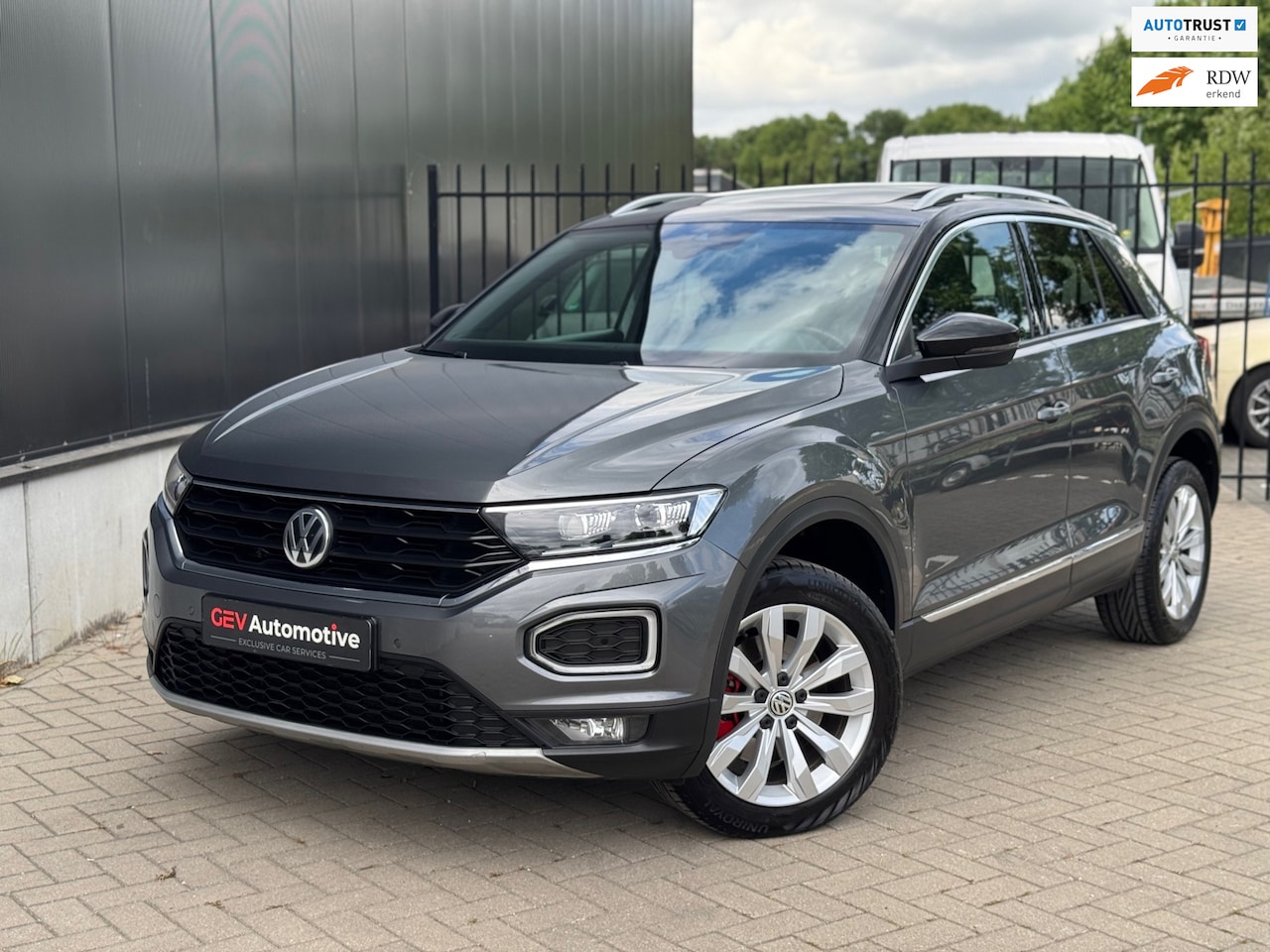 Volkswagen T-Roc - 1.5 TSI Sport Pano ACC Camera Virtual Carplay LED - AutoWereld.nl