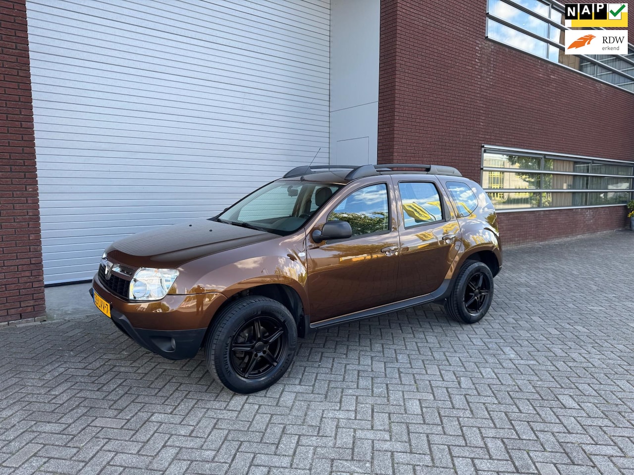 Dacia Duster - 1.6 Lauréate 2wd Airco Isofix Leder Lmv Nap - AutoWereld.nl