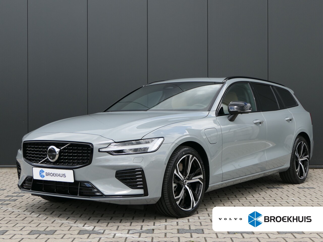 Volvo V60 - Ultra Dark Recharge Plug-In Hybrid AWD | Massage | Panoramadak | 360 Camera | Adaptive Cru - AutoWereld.nl