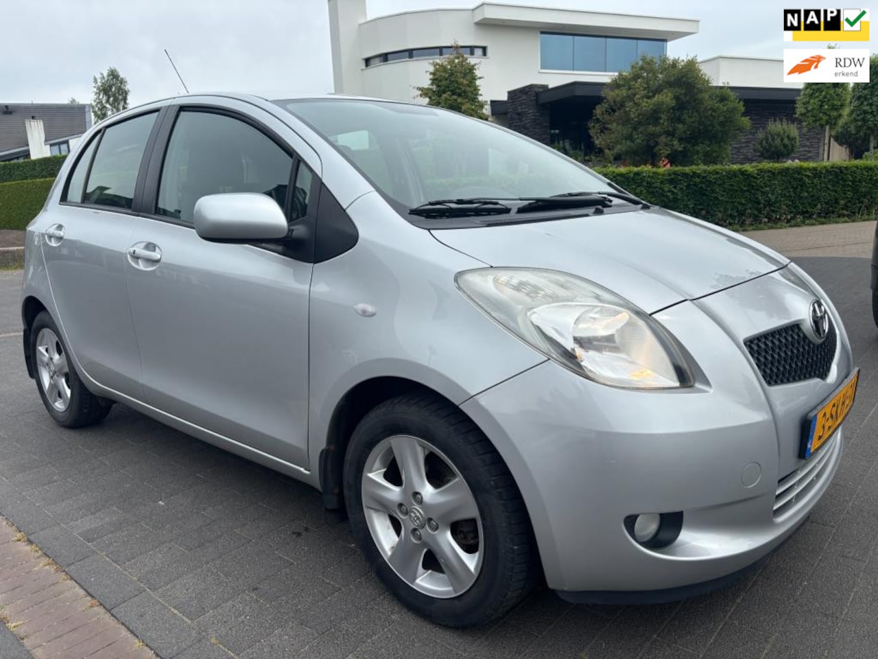 Toyota Yaris - 1.3 VVTi automaat 96000 km nieuwe a.p.k airco - AutoWereld.nl