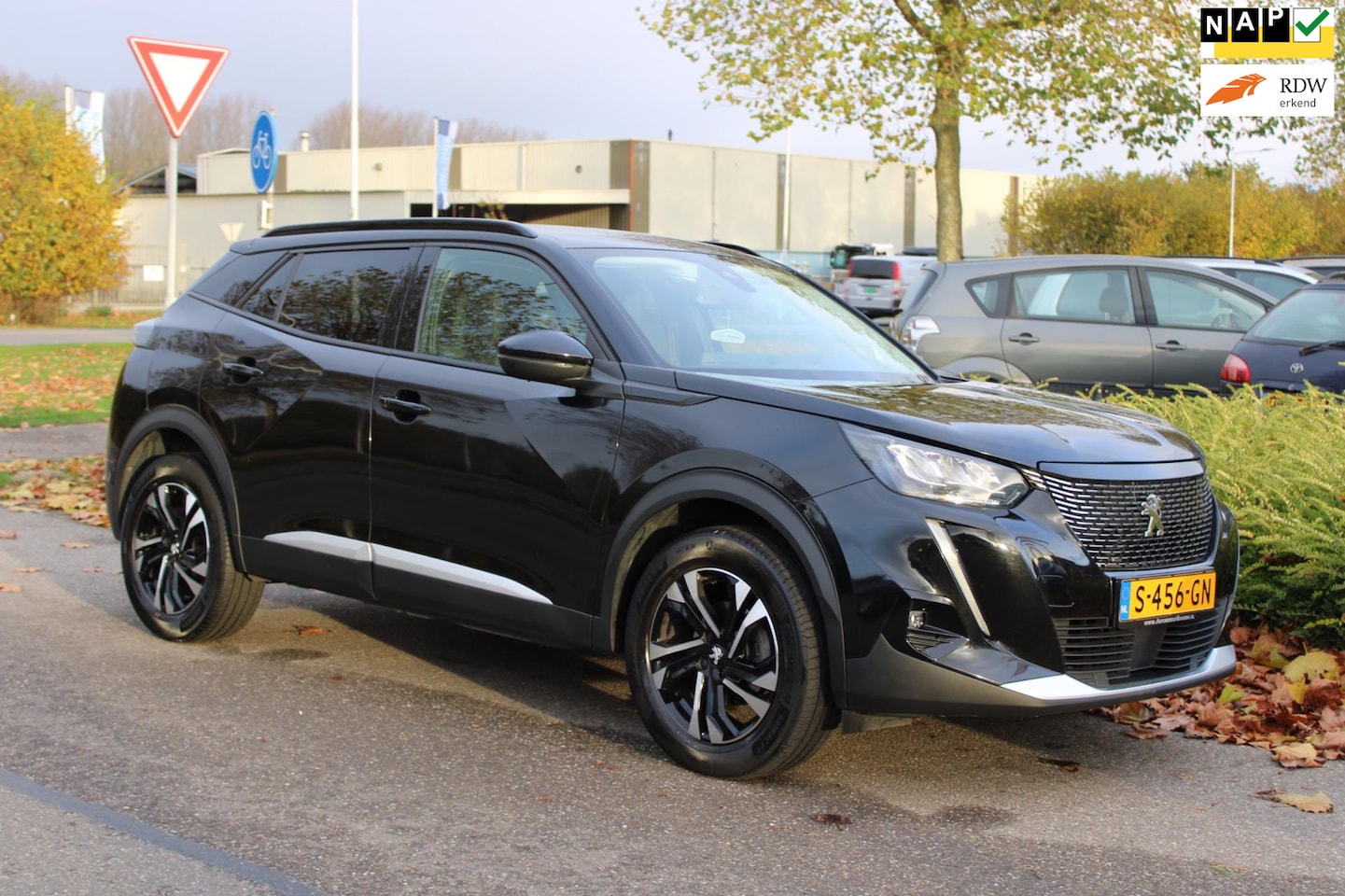 Peugeot 2008 - 1.2 PureTech AUTOMAAT ALLURE PACK/CARPLAY/ISOFIX/CLIMA AIRCO/ADAP.CRUISE/TREKHAAK/LM-VELG/ - AutoWereld.nl