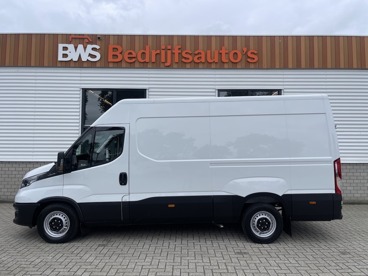 Iveco Daily - 35S16V 2.3 L2H2 160pk / vaste prijs rijklaar € 25.700 ex btw / lease vanaf € 500 / climate - AutoWereld.nl